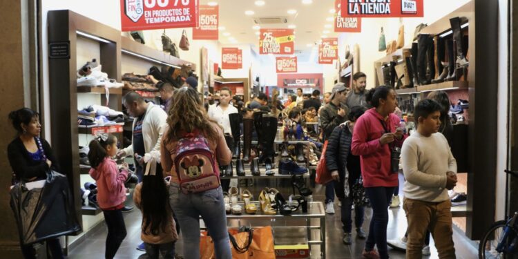 CIUDAD DE MÉXICO, 17NOVIEMBRE.- Durante el último día del "Buen Fin", decenas de personas acudieron al Centro Histórico de la ciudad, para aprovechar las ofertas del fin de semana más barato del año, en el que se espera una derrama económica por 8 Mil 820 millones de pesos. 
FOTO: ROGELIO MORALES /CUARTOSCURO.COM