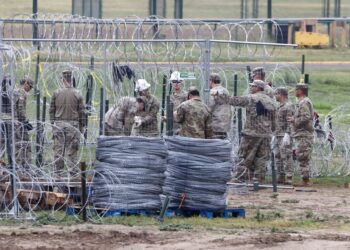 Fotografía de archivo de mmiembros de la Guardia Nacional que se reúnen para instalar alambre de concertina en una zona de frontera con México, en Shelby Park en Eagle Pass, Texas, EE. UU., el 21 de marzo de 2024. EFE/EPA/Adam Davis