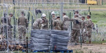 Fotografía de archivo de mmiembros de la Guardia Nacional que se reúnen para instalar alambre de concertina en una zona de frontera con México, en Shelby Park en Eagle Pass, Texas, EE. UU., el 21 de marzo de 2024. EFE/EPA/Adam Davis