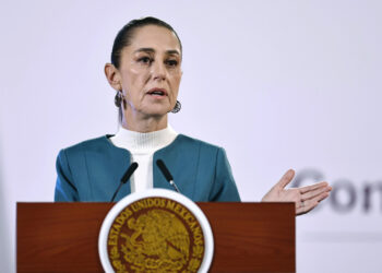 MEX935. CIUDAD DE MÉXICO (MÉXICO), 03/10/2024.- La presidenta de México Claudia Sheinbaum, habla este jueves, durante una conferencia de prensa en Palacio Nacional de la Ciudad de México (México). Sheinbaum subrayó que durante la conquista española "hubo matanzas", en respuesta al portavoz del partido ultraderechista Vox en las Cortes de la región española de Aragón, Alejandro Nolasco, quien aseguró que la mandataria es una absoluta analfabeta e ignorante al exigir disculpas a España. EFE/ Sáshenka Gutiérrez