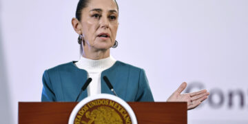 MEX935. CIUDAD DE MÉXICO (MÉXICO), 03/10/2024.- La presidenta de México Claudia Sheinbaum, habla este jueves, durante una conferencia de prensa en Palacio Nacional de la Ciudad de México (México). Sheinbaum subrayó que durante la conquista española "hubo matanzas", en respuesta al portavoz del partido ultraderechista Vox en las Cortes de la región española de Aragón, Alejandro Nolasco, quien aseguró que la mandataria es una absoluta analfabeta e ignorante al exigir disculpas a España. EFE/ Sáshenka Gutiérrez