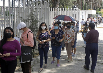 Personas emiten su voto en el proceso de consulta de revocación de mandato hoy, en la ciudad de Puebla (México). EFE/ Hilda Ríos