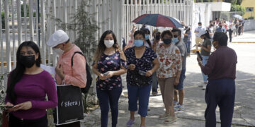 Personas emiten su voto en el proceso de consulta de revocación de mandato hoy, en la ciudad de Puebla (México). EFE/ Hilda Ríos